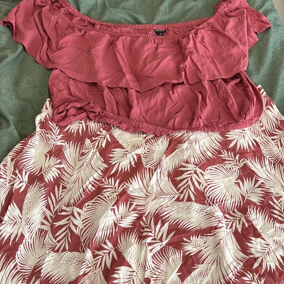 High-low skirt, off the shoulder crop top - Picture 2 of 3